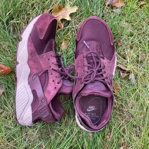 Women’s Nike burgundy huaraches